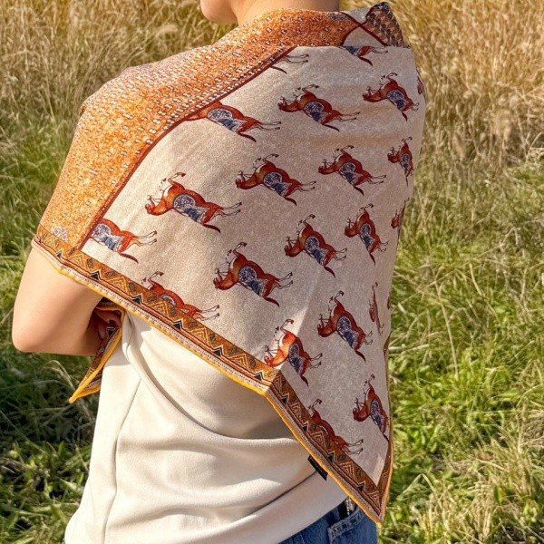 Eclainne 사하라 카멜 패턴 스카프