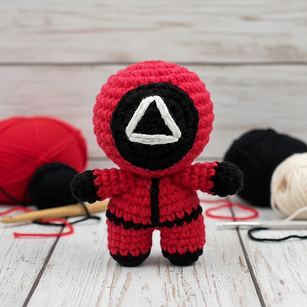 오징어게임 세모 진행요원 키링 인형